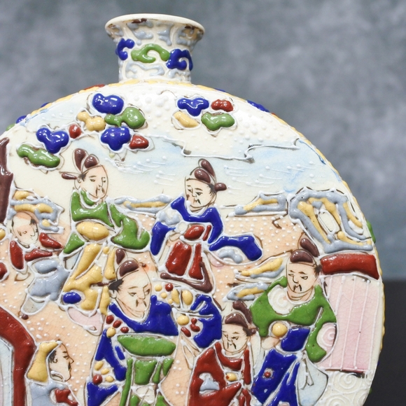 Antique Japanese Moriage Satsuma Figural Moon Flask Vase - Picture 9 of 11